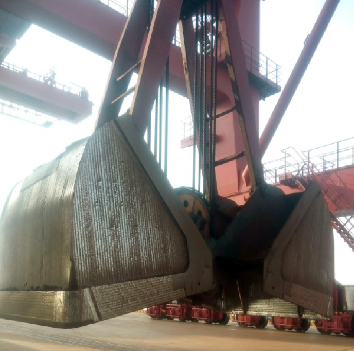 青島港卸船機抓斗修復(圖1) 青島港卸船機抓斗修復(圖1)