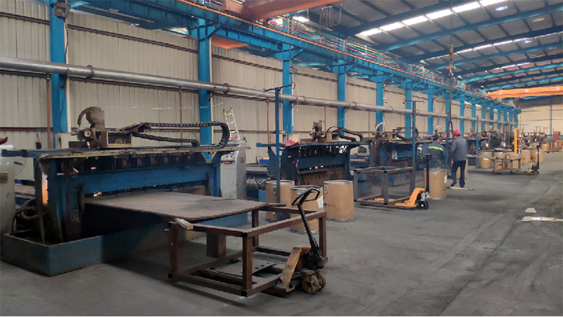 耐磨鋼板廠家車間的耐磨板生產線實拍展示(圖1) 耐磨鋼板廠家車間的耐磨板生產線實拍展示(圖1)